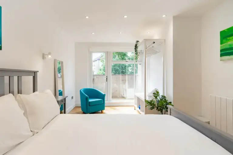 Double bedroom opening towards a sunlit terrace